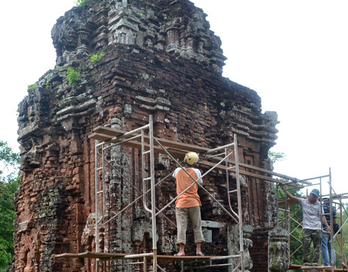 Chống nghiêng cho tháp “xỉn”