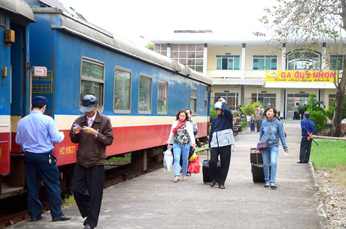 Nối thêm toa tàu Quy Nhơn - Sài Gòn