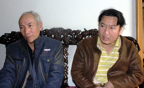 -Ảnh 1: Ông Mạch Quang Hạnh (bên trái) và người thân kể lại vụ nổ mìn kinh hoàng