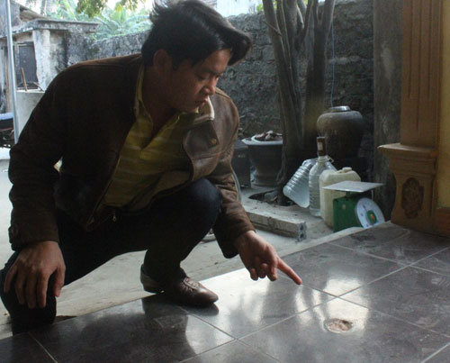 -Ảnh 1: Ông Mạch Quang Hạnh (bên trái) và người thân kể lại vụ nổ mìn kinh hoàng1