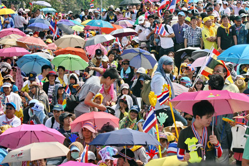 Biểu tình lớn gây hổn loạn Bangkok 4
