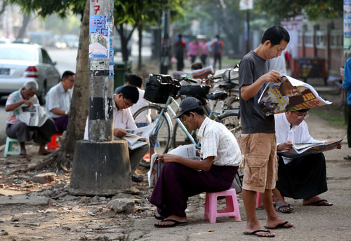 Báo giấy 'sống khỏe' ở Yangon 1