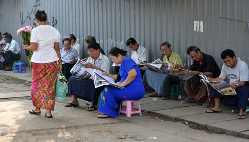 Báo giấy 'sống khỏe' ở Yangon 10
