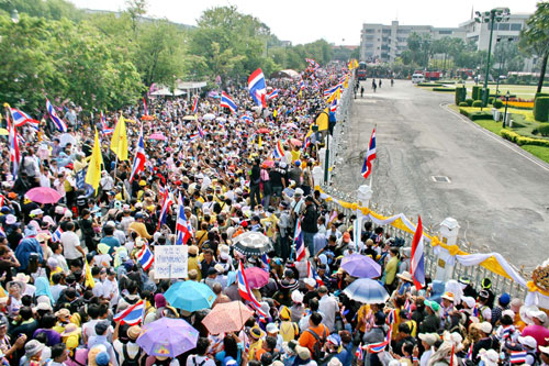 Biểu tình lớn chưa từng có, Thái Lan giải tán hạ viện
