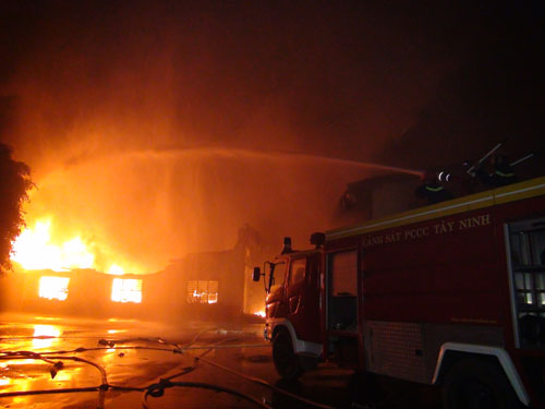 Cháy ngùn ngụt tại Khu chế xuất Linh Trung 3, một công ty bị thiêu rụi 