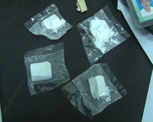 Bắt 2 nghi phạm tàng trữ, mua bán khoảng 300 tép heroin 2