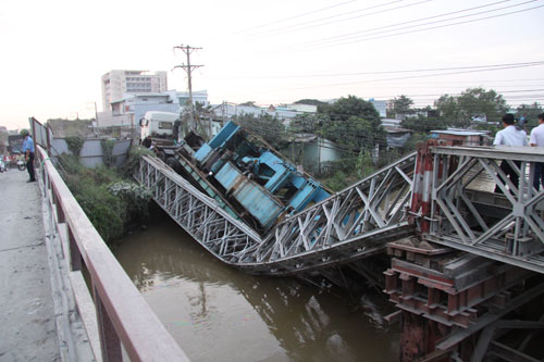 Vĩnh Long: Cầu tạm trên QL53 sập vì xe quá tải
