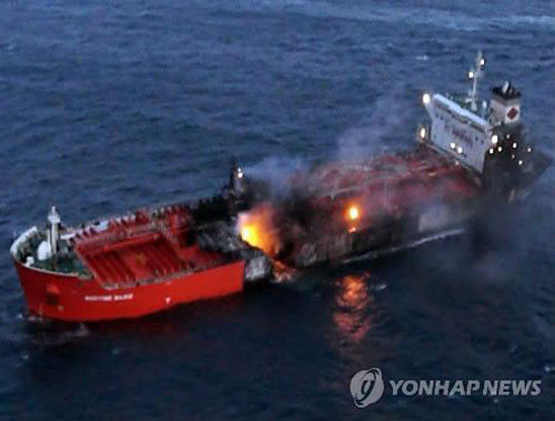 Tàu hàng Hàn Quốc đụng tàu hóa chất, 91 người thoát nạn