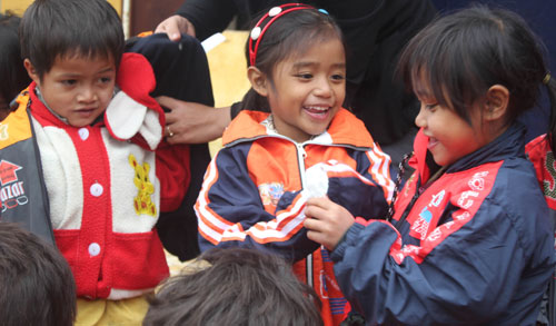 Áo ấm đến với trẻ em Kon Tum