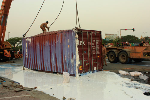 Xe container lật ngửa, mủ cao su lênh láng đường phố Hải Phòng 