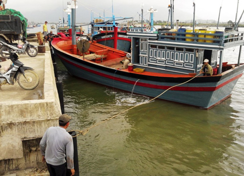 Tàu cập cảng Ninh Hải chỉ khi thủy triều lên