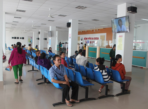 Bệnh nhân chờ khám bệnh tại Bệnh viện Đa khoa Ninh Thuận 