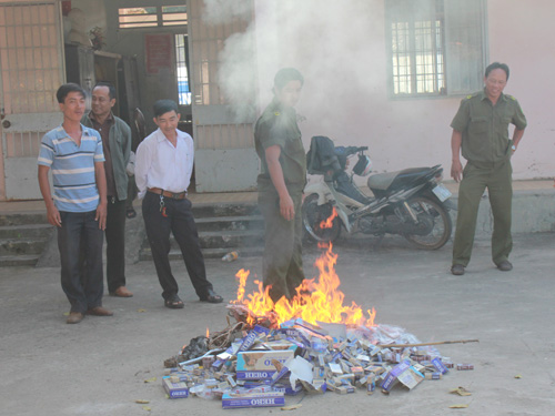 Công an xã Hòa Thành đốt thuốc lá lậu và máy chích điện