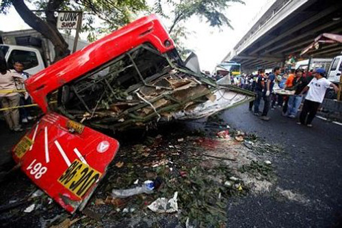 Xe buýt lao khỏi cầu vượt, 22 người thiệt mạng