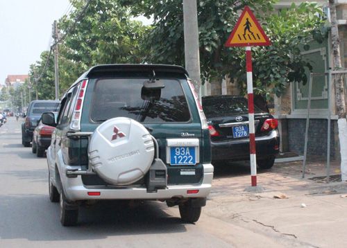 Những chiếc xe công của tỉnh Bình Phước đậu tràn ra đường 