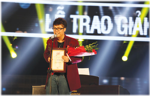 Đinh Mạnh Ninh - tác giả kiêm ca sĩ thể hiện Mùa yêu đầu nhận giải Bài hát của năm - Ảnh: Độc Lập