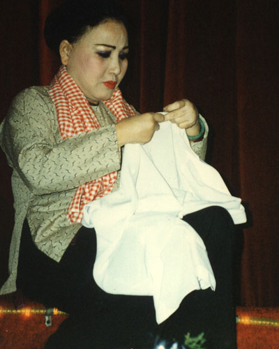NS Hồng Nga trong vai bà Hai Hương vở Đời cô Lựu diễn ở Úc năm 1995