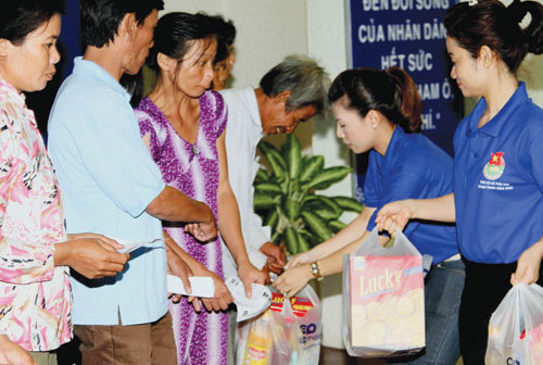 Đại diện chi đoàn Báo Thanh Niên trao quà tết cho người nghèo huyện U Minh Thượng, Kiên Giang 