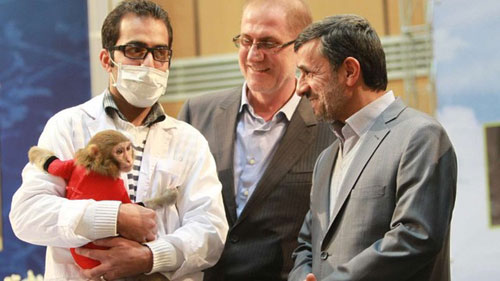 Tổng thống Iran Mahmoud Ahmadinejad (bìa phải) tại cuộc triển lãm chào mừng chương trình không gian của Iran