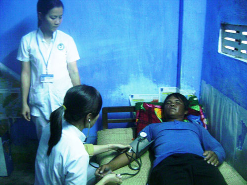 Bác sĩ đang khám sức khỏe cho những ngư dân Philippines
