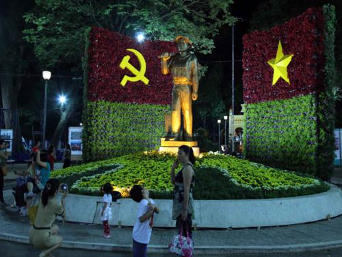 Tượng đài “ Dáng đứng Việt Nam “