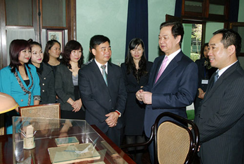 Thủ tướng Nguyễn Tấn Dũng nói chuyện với cán bộ, nhân viên Khu di tích