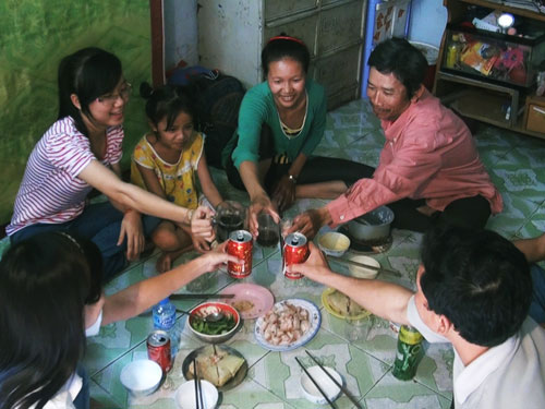 Tết công nhân - Bữa ăn đơn giản nhưng ấm cúng của gia đình anh Phúc và chị Lý 