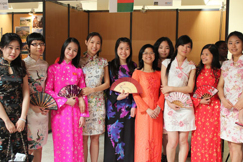 Sinh viên Việt Nam và Trung Quốc đón tết âm lịch tại Đại học Université de Bretagne Occidentale, TP.Brest, vùng Bretagne, Pháp