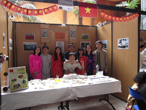 Gian hàng của sinh viên Việt Nam tại Hội chợ tết các nước châu Á tại TP.Brest, Pháp