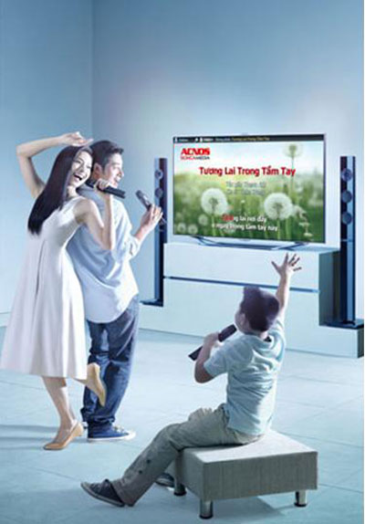 Cả nhà có thể hát karaoke mà không cần đầu karaoke với ứng dụng Cloud Karaoke trên Smart TV Samsung