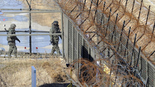 Binh sĩ Hàn Quốc tuần tra gần khu phi quân sự giữa hai miền Triều Tiên