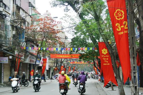  Phố phường Hà Nội ngày tất niên rực rỡ cờ đỏ, băng rôn mừng xuân mới