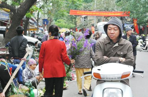 Co ro ngồi chờ vợ đi sắm Tết