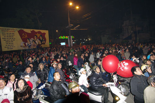 Hàng vạn người dân Nam Định tập trung xem pháo hoa lúc giao thừa 1