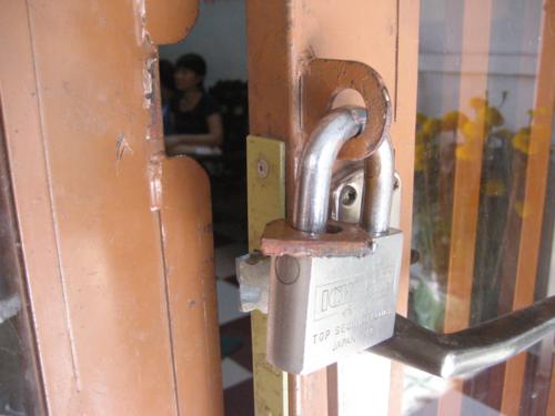 Ổ khóa cửa bị trộm đập gẫy khoen cửa để vào nhà