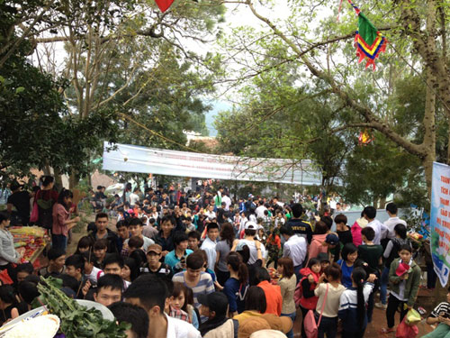 Rất đông du khách thập phương về dự lễ hội chùa trong ngày đầu tiên