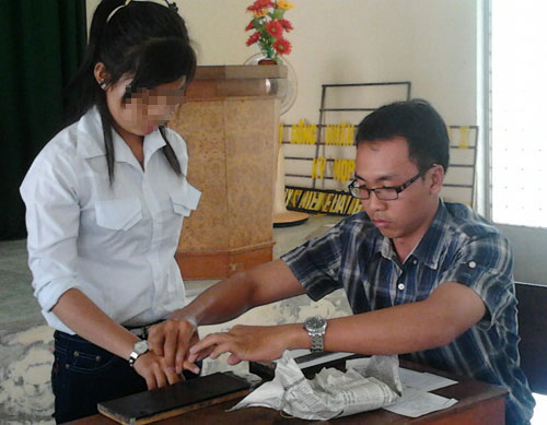 Công an lấy lời khai và làm thủ tục cấp CMND cho Nguyễn Thị Trâm 