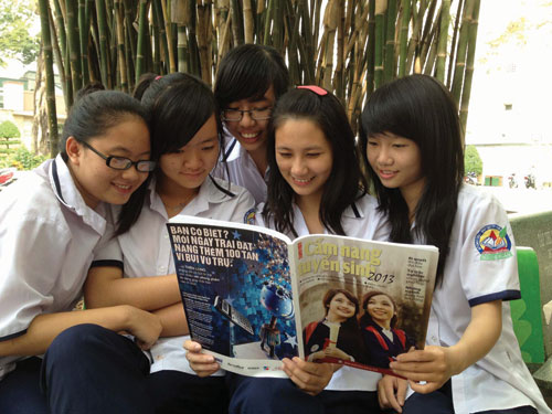 Học sinh  Trường THPT Bùi Thị Xuân (TP.HCM) với cẩm nang tuyển sinh năm 2013 của Báo Thanh Niên