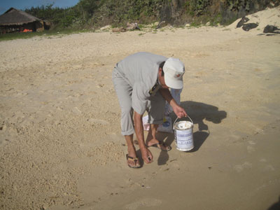 Nhân viên bảo vệ thu gom dầu, làm sạch bãi biển