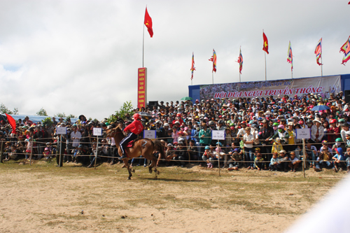 Lễ hội đua ngựa Gò Thì Thùng diễn ra hằng năm vào mùng 9 tháng Giêng