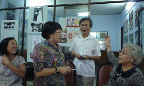 Soạn giả Lê Duy Hạnh (giữa) lì xì đạo diễn Hồng Dung và Ca Lê Thuần