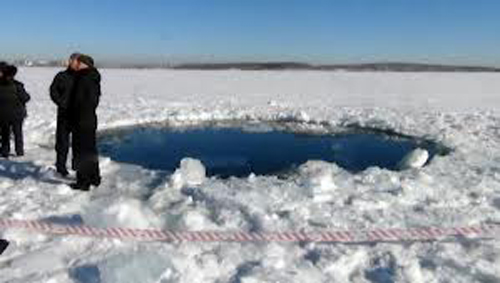 Một lỗ hổng do mảnh vỡ thiên thạch gây nên ở Chelyabinsk 