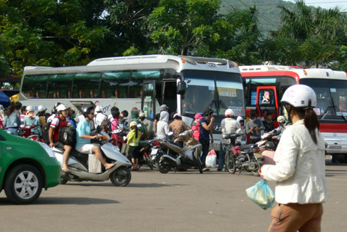 Hành khách chen chúc lên xe vào Nam chiều 18.2 tại Bến xe khách Trung tâm Quy Nhơn