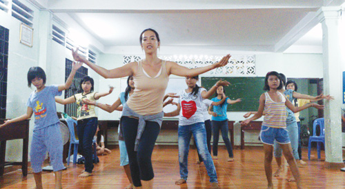 Sandra Ngo Trong dạy múa miễn phí tại Mái ấm Hoa Hồng Nhỏ