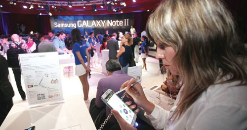 Người dùng trải nghiệm Samsung Galaxy Note II tại sự kiện IFA 2012