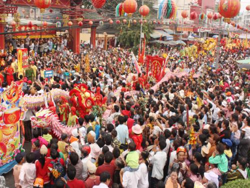 Hàng ngàn người dân hiếu kỳ tập trung đông nghẹt trước cổng chùa xảy ra tình trạng chen lấn, xô đẩy