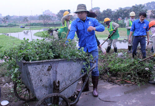 Thanh niên tình nguyện dọn vệ sinh môi trường tại P.Định Công, Q.Hoàng Mai, Hà Nội 