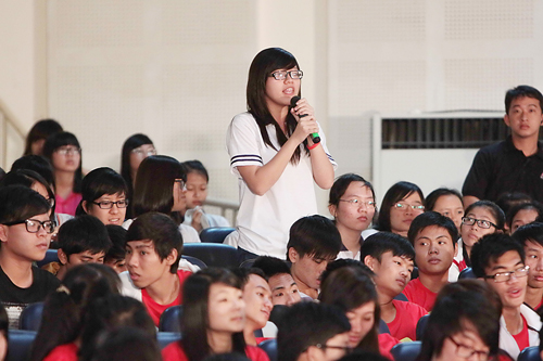 Học sinh đặt nhiều câu hỏi liên quan đến Quy chế tuyển sinh trong buổi tư vấn diễn ra tại Bà Rịa-Vũng Tàu