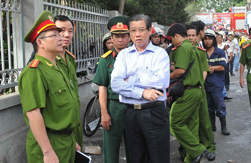 Phó Chủ tịch UBND TP.HCM Hứa Ngọc Thuận có mặt tại hiện trường từ sang sớm để nắm tình hình và chỉ đạo giải quyết