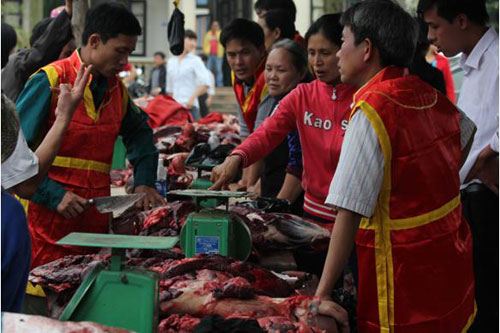 Thịt trâu chọi được bán ngay sau mỗi kháp đấu